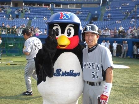 つば九郎と野球選手が一緒に写っている画像