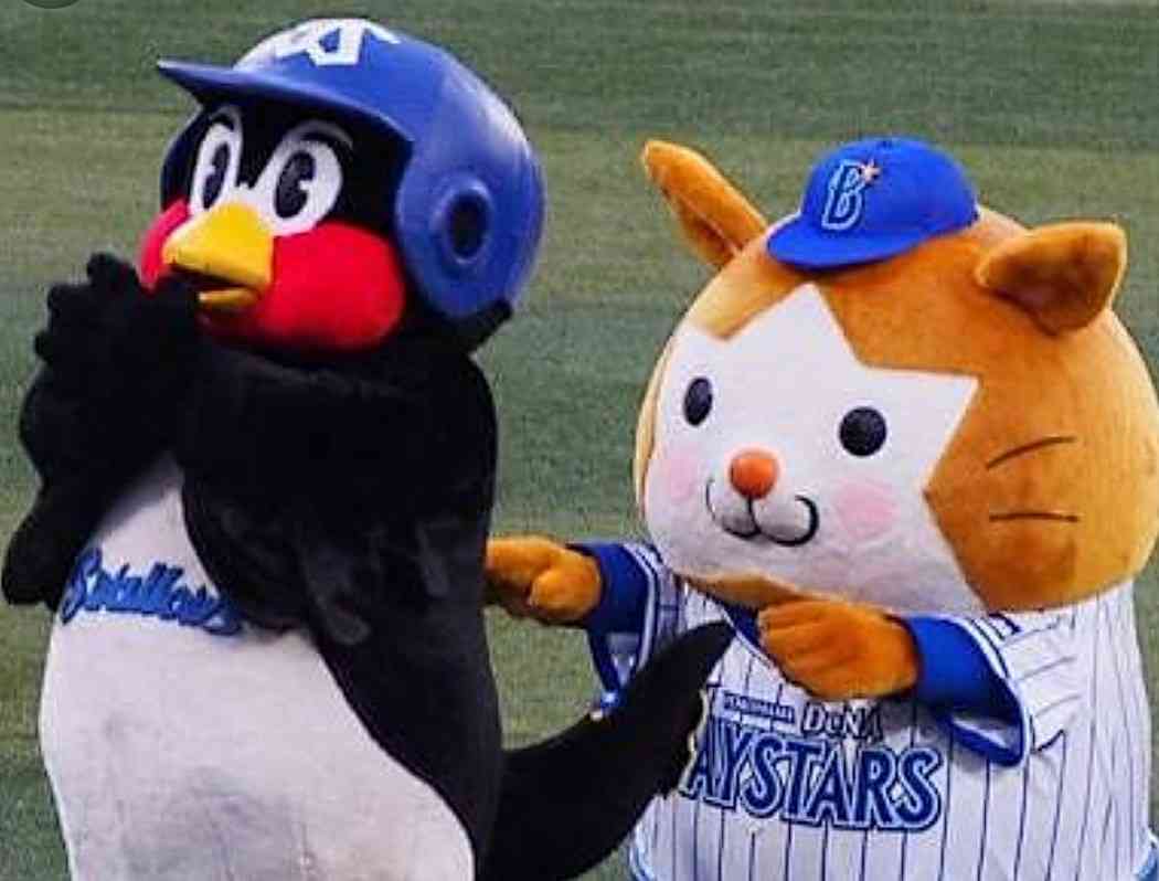 つば九郎と野球選手が一緒に写っている画像
