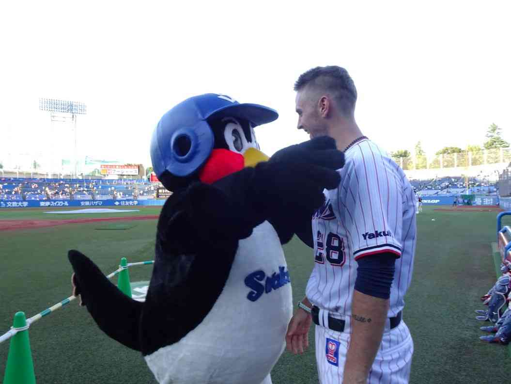 つば九郎と野球選手が一緒に写っている画像