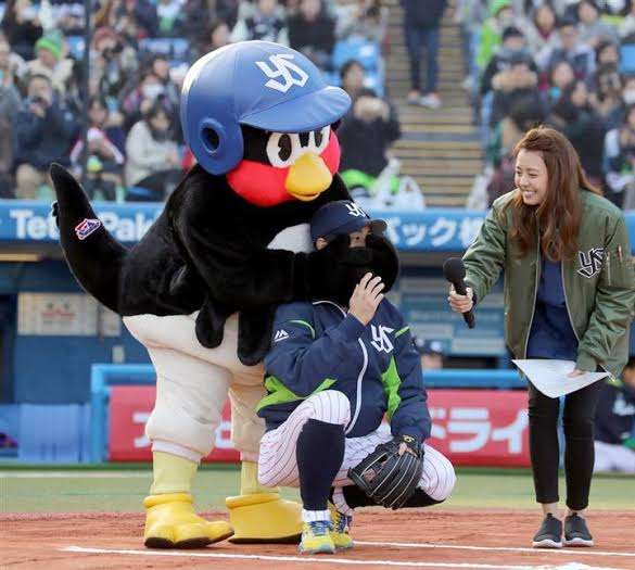つば九郎と野球選手が一緒に写っている画像