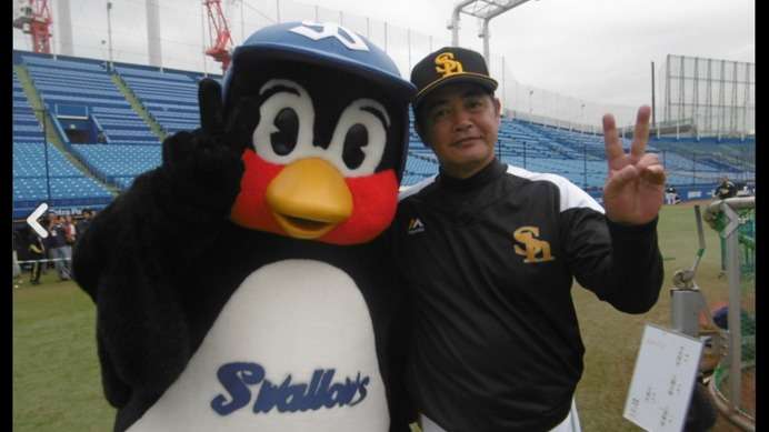 つば九郎と野球選手が一緒に写っている画像