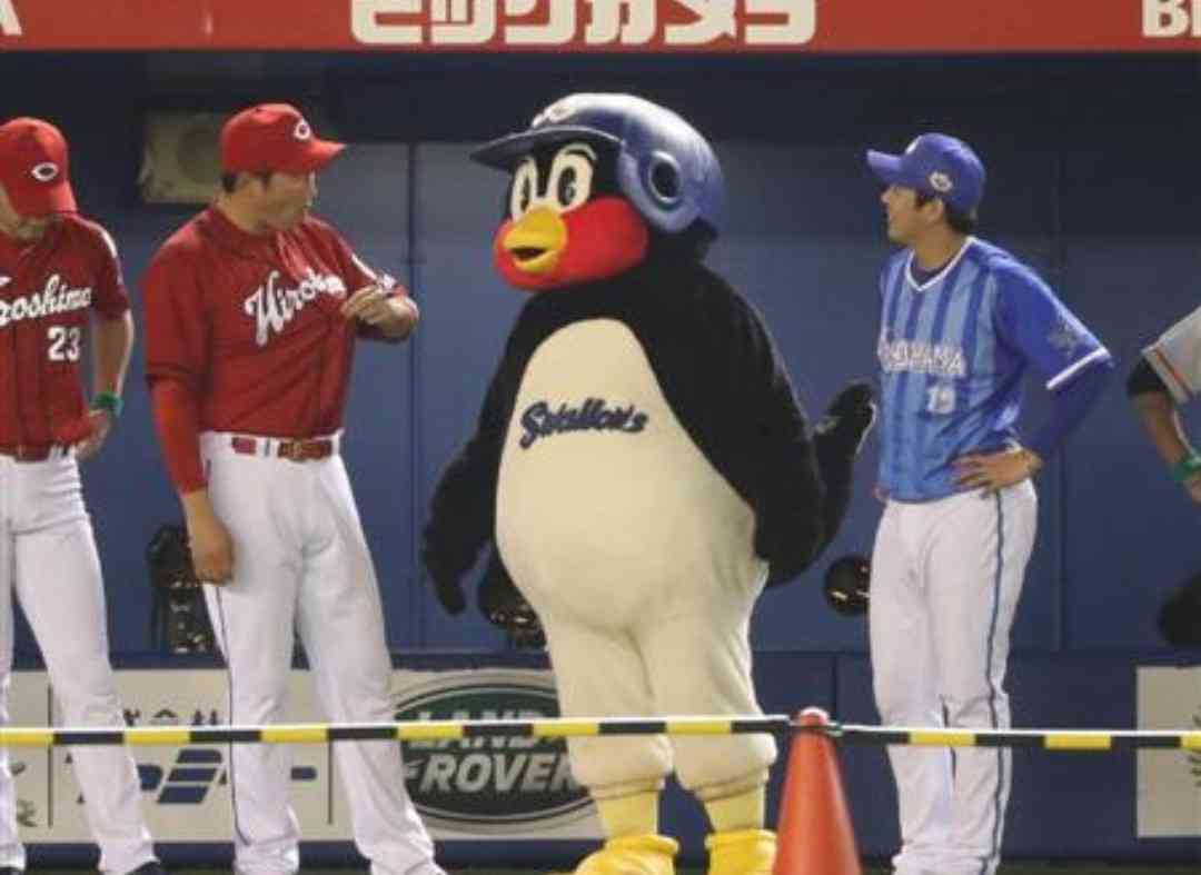 つば九郎と野球選手が一緒に写っている画像