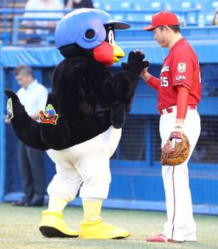 つば九郎と野球選手が一緒に写っている画像