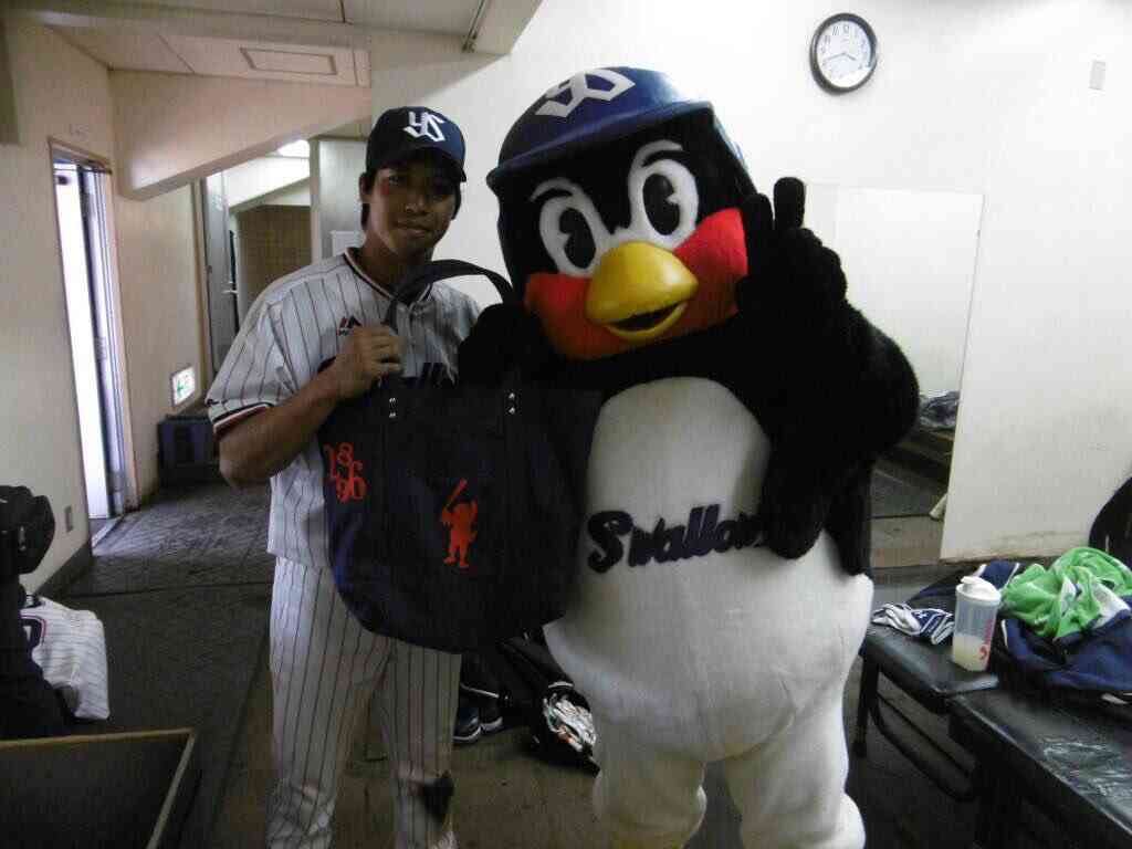 つば九郎と野球選手が一緒に写っている画像
