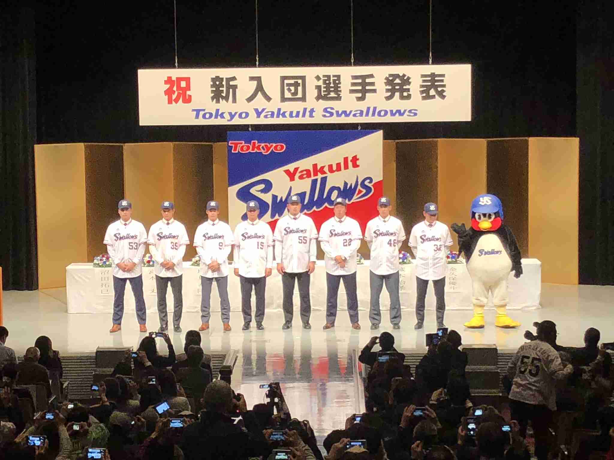 つば九郎と野球選手が一緒に写っている画像