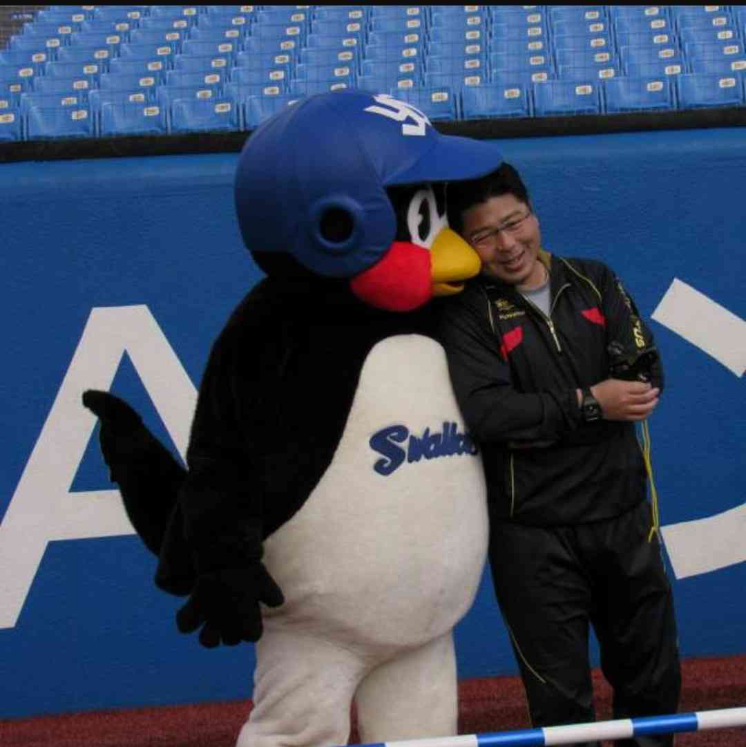 つば九郎と野球選手が一緒に写っている画像
