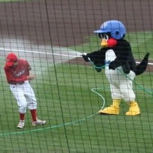 つば九郎と野球選手が一緒に写っている画像
