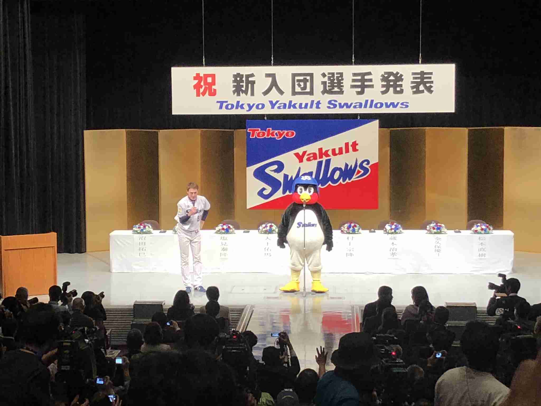 つば九郎と野球選手が一緒に写っている画像