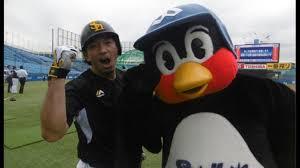 つば九郎と野球選手が一緒に写っている画像
