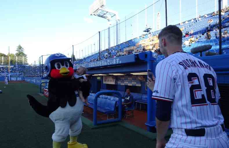 つば九郎と野球選手が一緒に写っている画像