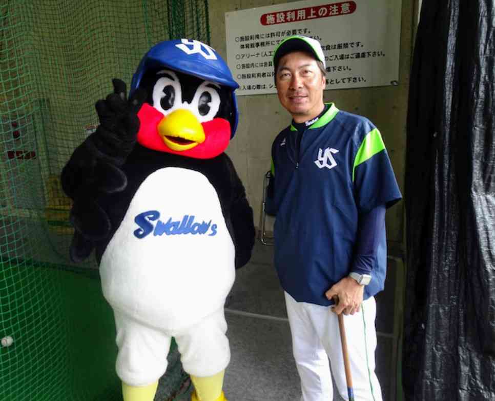 つば九郎と野球選手が一緒に写っている画像