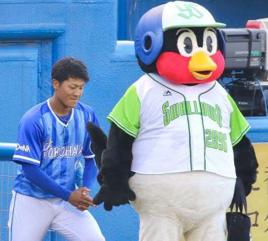 つば九郎と野球選手が一緒に写っている画像