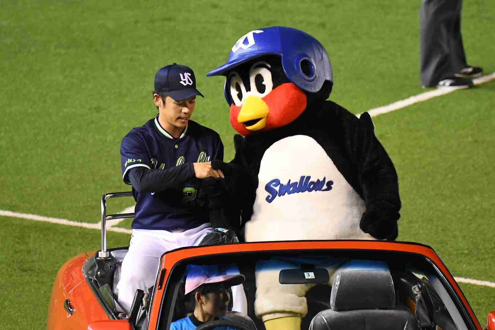 つば九郎と野球選手が一緒に写っている画像