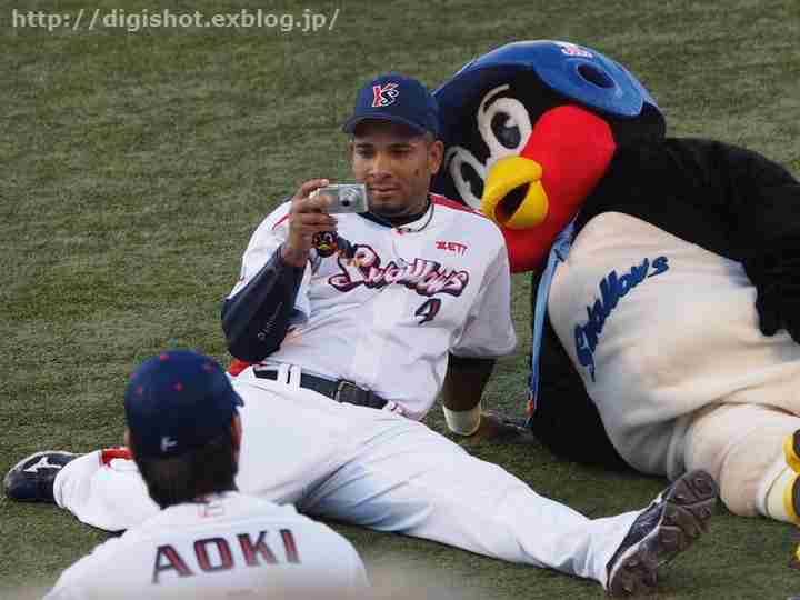 つば九郎と野球選手が一緒に写っている画像