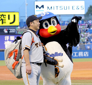 つば九郎と野球選手が一緒に写っている画像