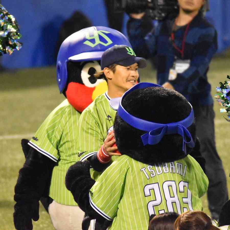 つば九郎と野球選手が一緒に写っている画像