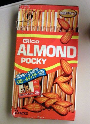 懐かしのパッケージを貼るトピ