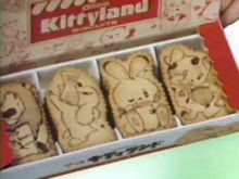 懐かしのパッケージを貼るトピ