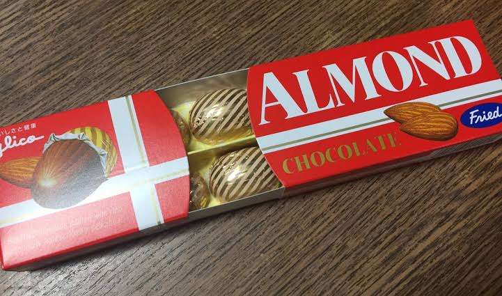懐かしのパッケージを貼るトピ
