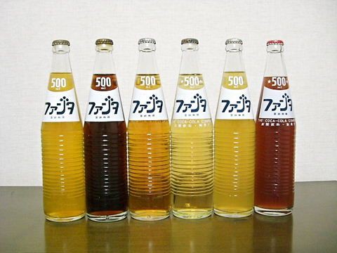 懐かしのパッケージを貼るトピ