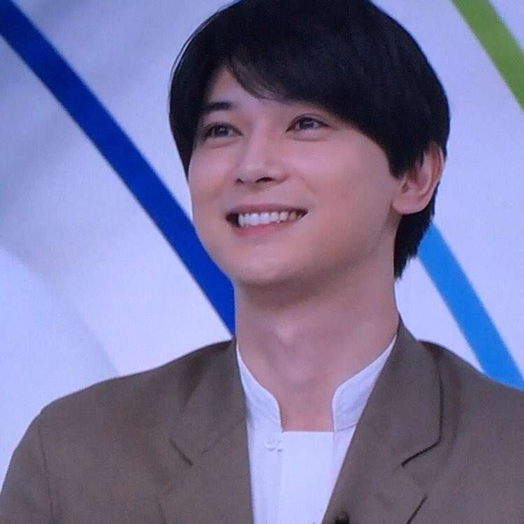 吉沢亮、セルカ棒で