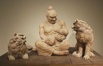 美大生が200万円かけてつくったゴリラの卒業制作　買い手がつかず実家で仁王立ち