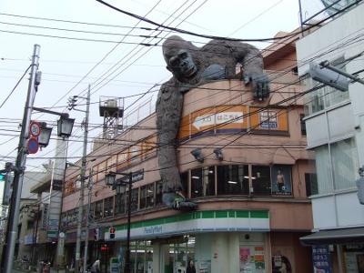 美大生が200万円かけてつくったゴリラの卒業制作　買い手がつかず実家で仁王立ち