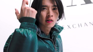 山崎賢人、アルマーニに身をつつんだクールなビジュアル!