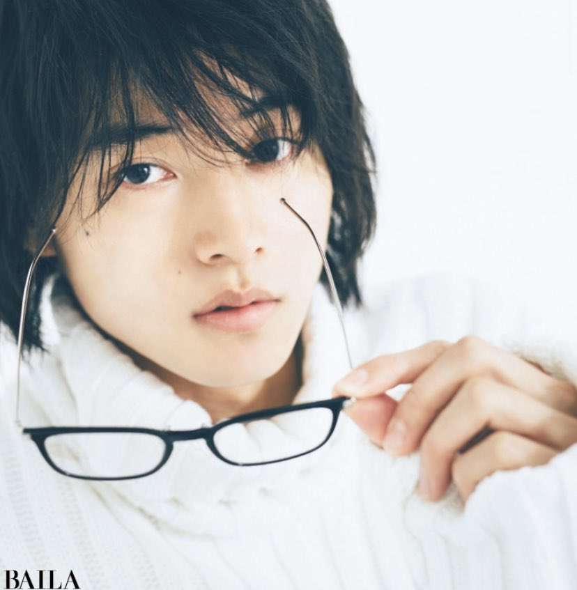 山崎賢人、アルマーニに身をつつんだクールなビジュアル!