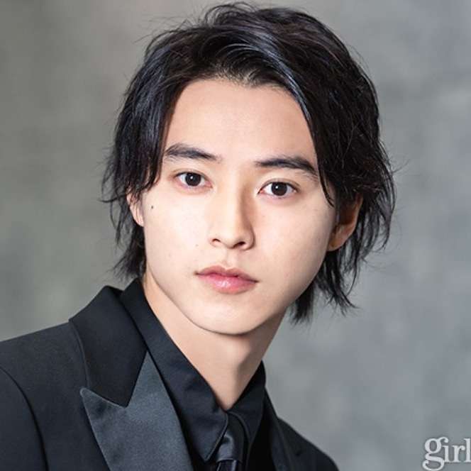 山崎賢人、アルマーニに身をつつんだクールなビジュアル!
