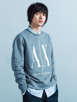 山崎賢人、アルマーニに身をつつんだクールなビジュアル!