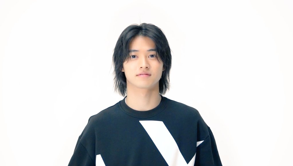 山崎賢人、アルマーニに身をつつんだクールなビジュアル!