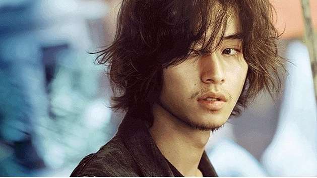 山崎賢人、アルマーニに身をつつんだクールなビジュアル!