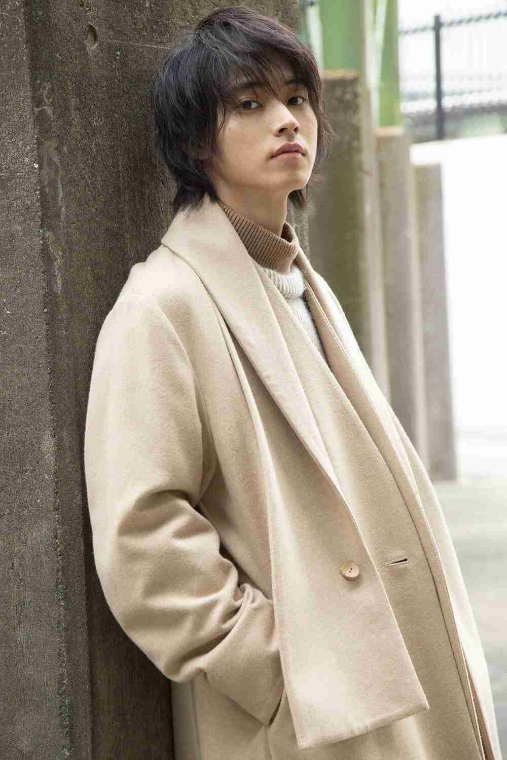 山崎賢人、アルマーニに身をつつんだクールなビジュアル!