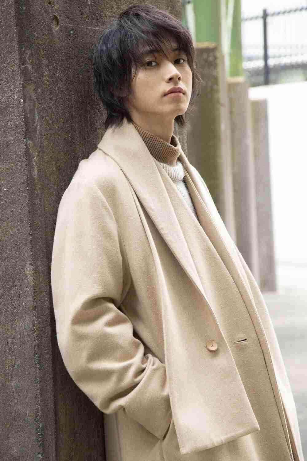 山崎賢人、アルマーニに身をつつんだクールなビジュアル!