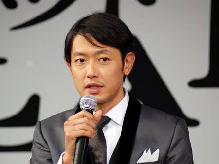 「さんかく窓の外側は夜」に新キャスト6名、滝藤賢一が刑事、筒井道隆が教祖演じる