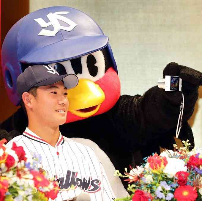 つば九郎と野球選手が一緒に写っている画像