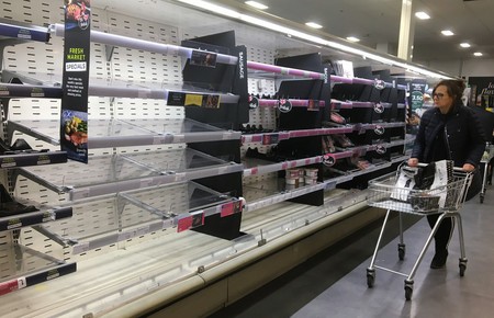 「買いだめは止めて！」商品がほとんどないスーパーで涙する高齢女性の写真が拡散（豪）