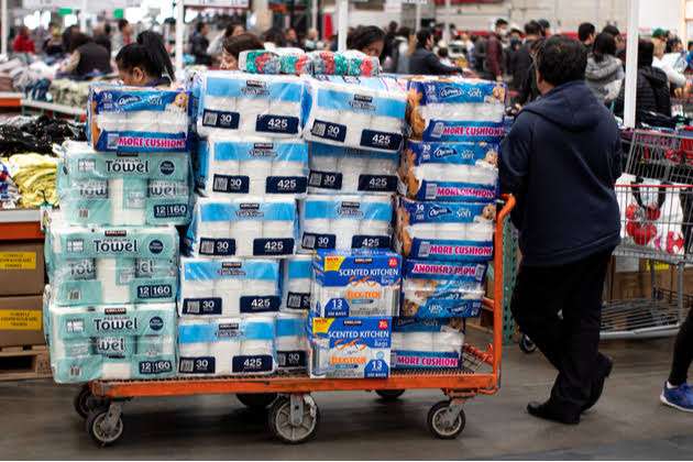「買いだめは止めて！」商品がほとんどないスーパーで涙する高齢女性の写真が拡散（豪）
