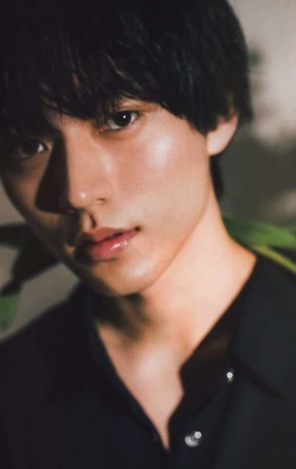 King & Prince永瀬廉『MEN'S NON-NO』初ソロ表紙 白アイテムを軽やかに着こなす