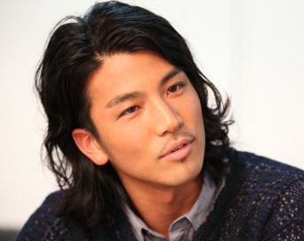 三代目JSB 岩田剛典のウインクSHOTにファン歓喜「これ罪でしょ!?」「イケメンすぎて倒れそうになった…」