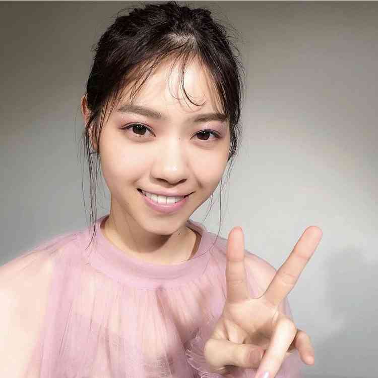 西野七瀬、派手色コーデで新鮮な魅力「何着ても似合う」「美しさに脱帽です!!」