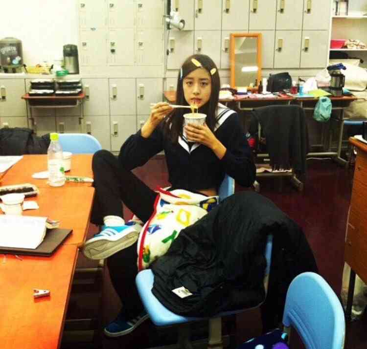山本美月「28で中学生の回想」セーラー服姿披露