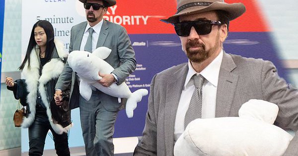 ニコラス・ケイジ、ぬいぐるみを抱えて新恋人と噂のアジア人女性と空港に降臨