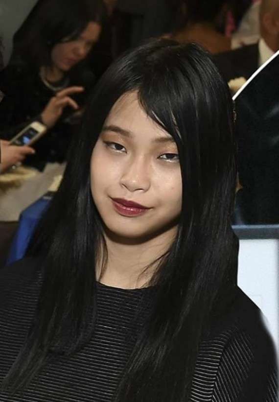 ニコラス・ケイジ、ぬいぐるみを抱えて新恋人と噂のアジア人女性と空港に降臨