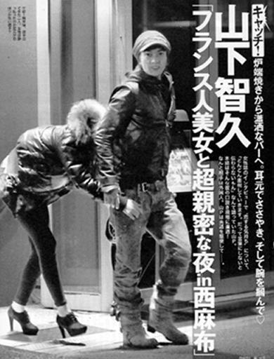 ニコラス・ケイジ、ぬいぐるみを抱えて新恋人と噂のアジア人女性と空港に降臨