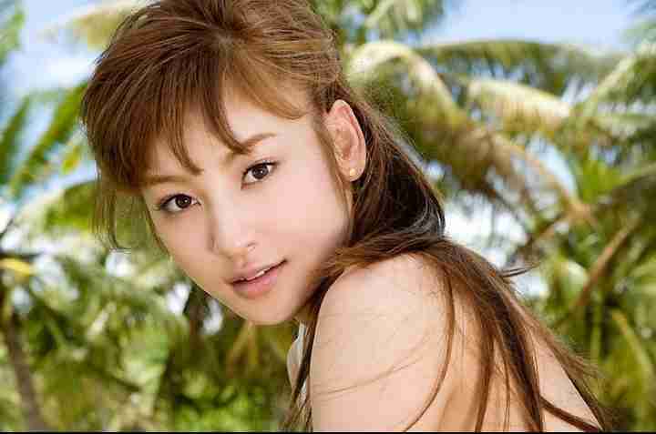 西山茉希、YouTubeですっぴん公開  「顔に塗っているモノ」にも驚き