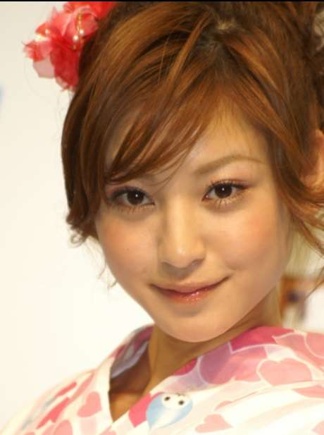 西山茉希、YouTubeですっぴん公開  「顔に塗っているモノ」にも驚き