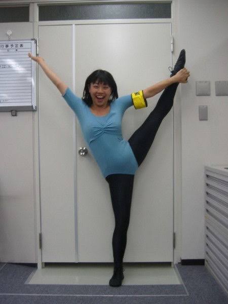 板野友美、ヒップライン＆美脚披露「色気すごい」「直視できない」と反響