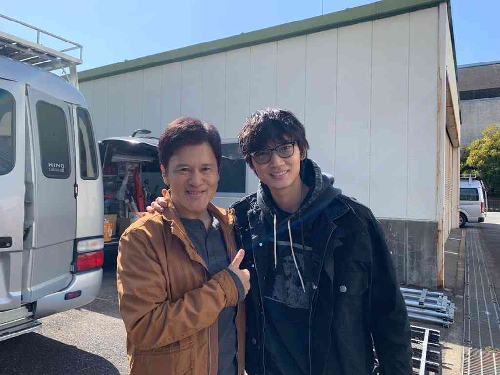 綾野剛撮影・岡田健史のイケメンショットに「カッコ良すぎて心臓が破裂しそう」